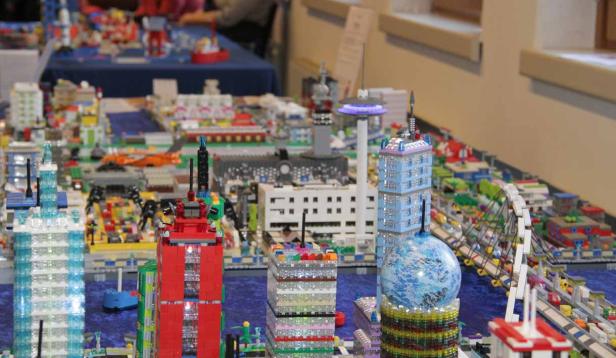 Eine detailreiche Lego-Stadt mit Wolkenkratzern, Brücken und anderen Bauwerken.