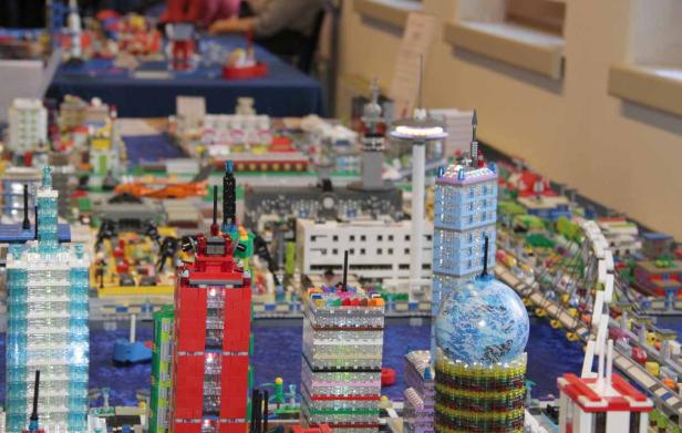 Eine detailreiche Lego-Stadtlandschaft mit Wolkenkratzern und anderen Bauwerken.