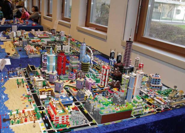Eine detailreiche Stadtlandschaft aus Legosteinen mit Hochhäusern, Straßen und Küstenabschnitten.