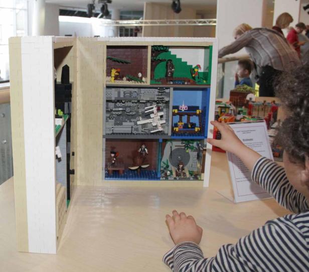 Ein Diorama aus Lego-Steinen zeigt verschiedene Szenen, darunter Star Wars Elemente.