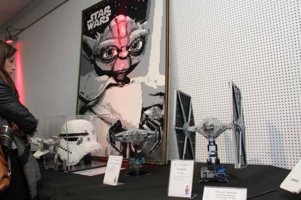 Eine Ausstellung mit Lego-Modellen zum Thema „Star Wars“, darunter Yoda und TIE-Fighter.