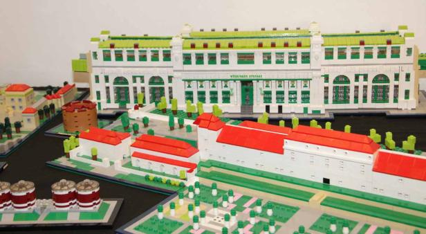 Ein Lego-Modell der Währinger Straße mit verschiedenen Gebäuden und Grünflächen.