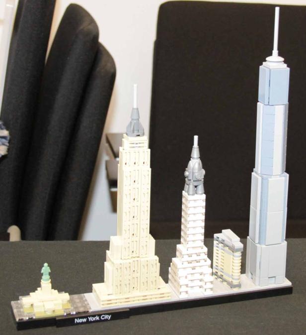 Ein Lego-Modell der Skyline von New York City mit verschiedenen berühmten Gebäuden.