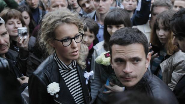 Ilja Jaschin, hier mit der Oppositionellen Xenia Sobtschak, ist Führer der Bewegung "Solidarnost". Eine Frau mit Brille und ein Mann stehen inmitten einer Menschenmenge.