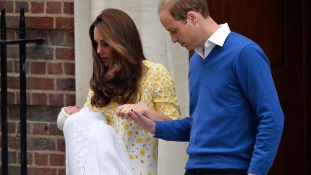Prinz William und Kate Middleton präsentieren ihr neugeborenes Baby der Öffentlichkeit.
