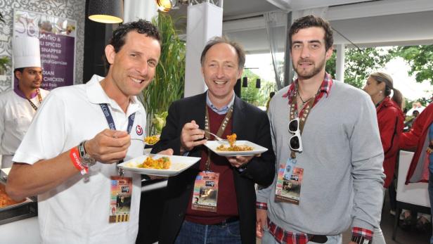 Beachvolleyball bei den VIPs: Sandspielen & Baggern