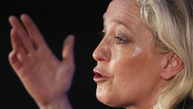 Marine Le Pen gestikuliert während einer Rede.