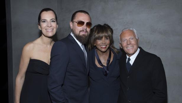 Leonardo DiCaprio, Tina Turner, Giorgio Armani und eine weitere Frau posieren für ein Foto.