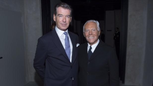 Pierce Brosnan und Giorgio Armani posieren zusammen für ein Foto.