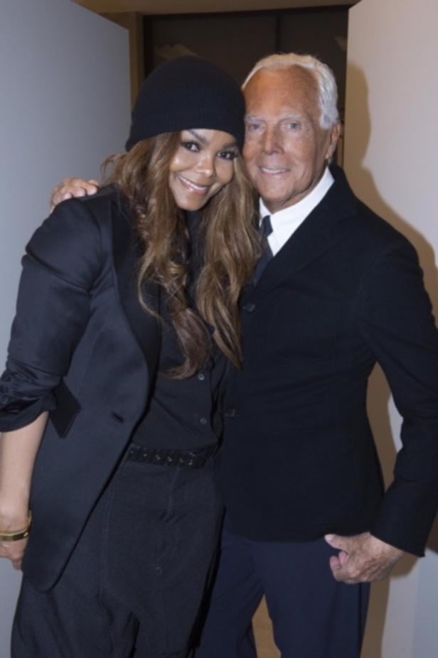 Janet Jackson posiert mit Giorgio Armani für ein Foto.