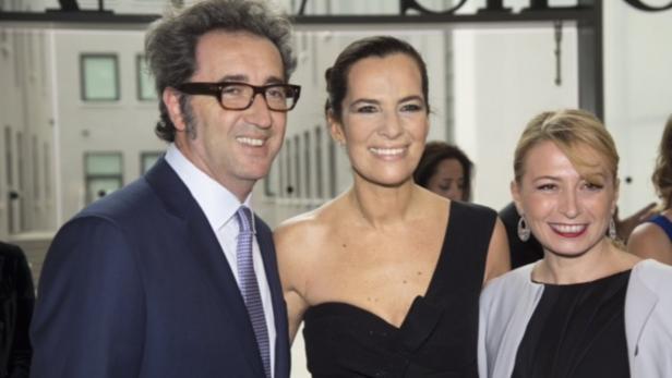 Drei Personen posieren lächelnd für ein Foto.