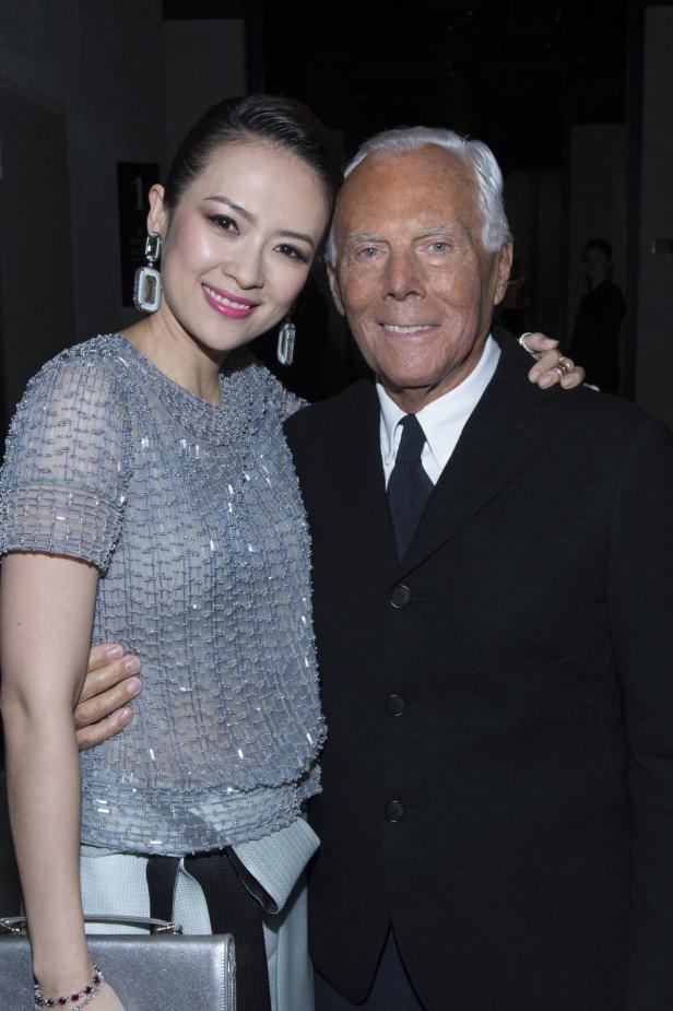 Giorgio Armani posiert mit Zhang Ziyi auf einem Foto.