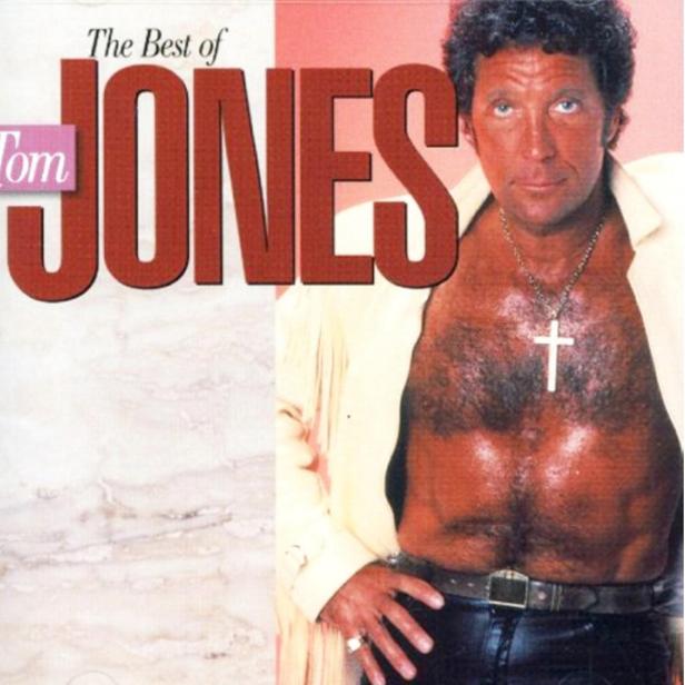 Das Cover des Albums „The Best of Tom Jones“ zeigt den Sänger mit offenem Hemd und Kreuzkette.