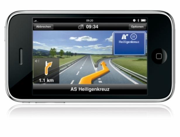 Ein iPhone zeigt eine Navigations-App mit der Routenführung zur Autobahnabfahrt Heiligenkreuz.