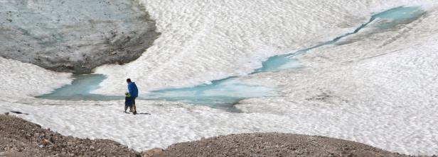 Touristen auf der Zugspitze Studie: Schwer abbaubare Schadstoffe lagern sich in Alpen ab
