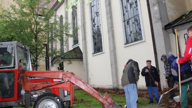 Pfarrkirche Wieselburg: Dach muss erneuert werden, Fenster kaputt. Ackerland stark verwüstet