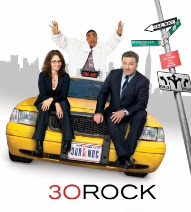 Die Schauspieler Tina Fey, Tracy Morgan und Alec Baldwin posieren auf dem Cover von „30 Rock“ auf einem gelben Taxi.