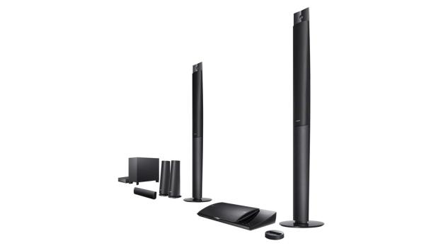 Ein schwarzes Sony Heimkinosystem mit Lautsprechern unterschiedlicher Größe.