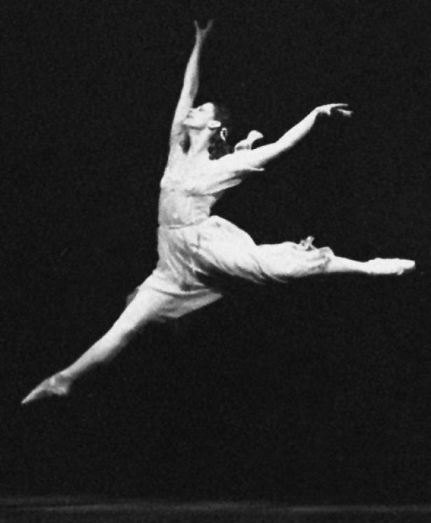 Romeo und Julia, 1961 Eine Ballerina springt anmutig vor einem dunklen Hintergrund.