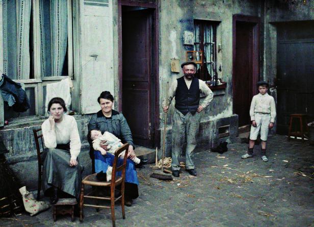Eine Familie posiert in einem Hinterhof für ein Foto.