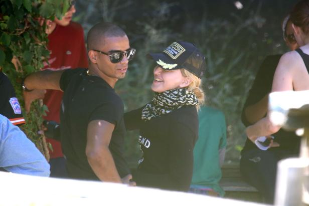 Madonna mit ihrem Freund bei einer Veranstaltung im Freien.