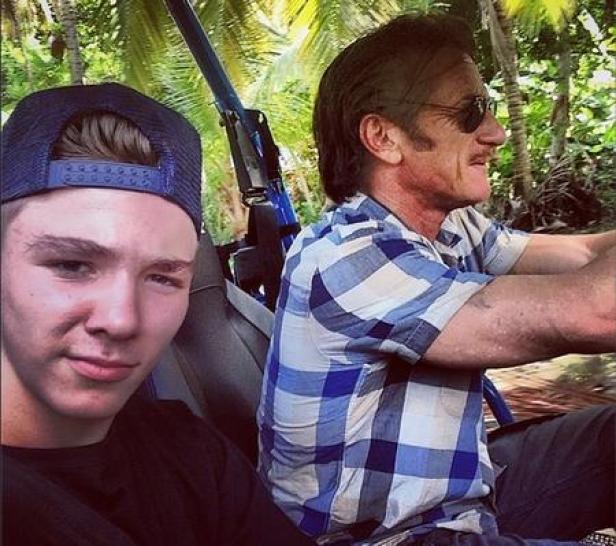 Sean Penn fährt mit einem jungen Mann in einem offenen Geländewagen durch tropische Vegetation.