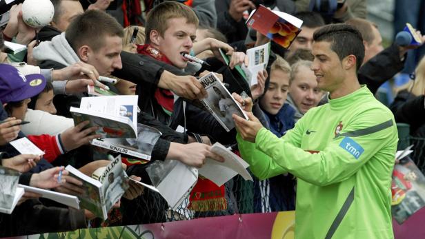 Cristiano Ronaldo gibt Autogramme für Fans.