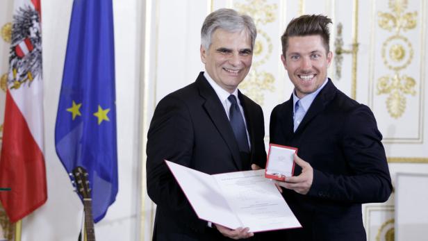 Der österreichische Bundeskanzler überreicht Manuel Rubey eine Auszeichnung.