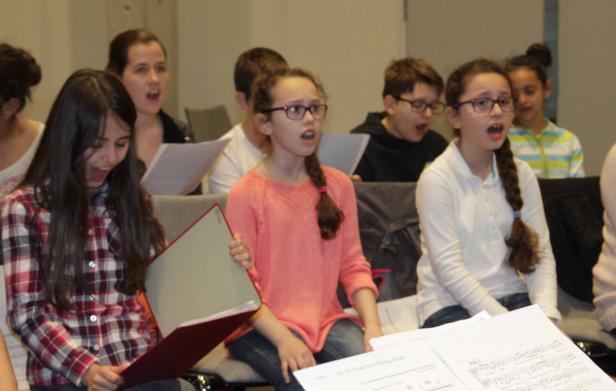 Eine Gruppe von Kindern singt in einem Chor.