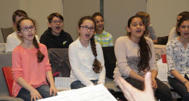 Eine Gruppe von Kindern singt in einem Chor.