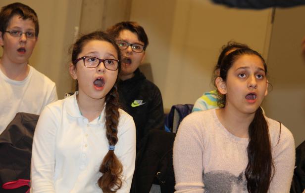 Eine Gruppe von Jugendlichen singt gemeinsam.