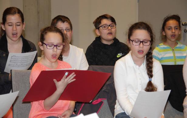 Eine Gruppe von Kindern singt in einem Chor.