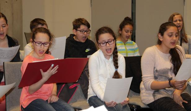 Eine Gruppe von Kindern singt in einem Chor.