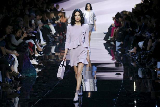A model presents a creation by Italian designer Gi Giorgio Armani schließt Abkommen mit Tierschützern