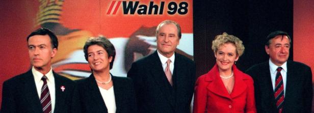 Fünf Personen posieren vor einem „Wahl 98“-Banner.