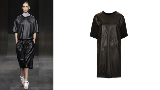 Eine Frau präsentiert ein schwarzes Lederoutfit mit passenden Sandalen.