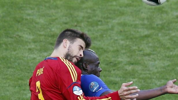 Gerard Piqué und Mario Balotelli während eines Fußballspiels.