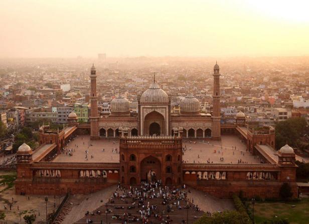 Die Jama Masjid Moschee in Delhi, Indien, mit vielen Menschen davor.