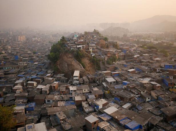 Blick über ein dicht besiedeltes Slumgebiet in einer asiatischen Stadt.