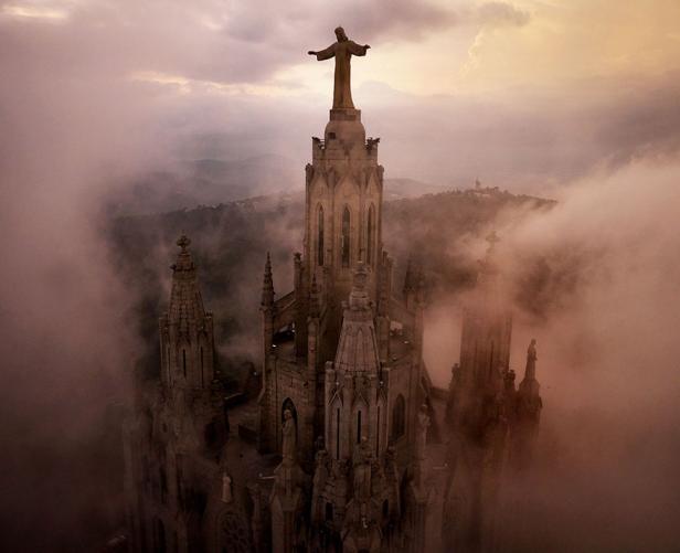 Der Sagrat-Cor-Kirche auf dem Tibidabo-Berg in Barcelona, umgeben von Nebel.