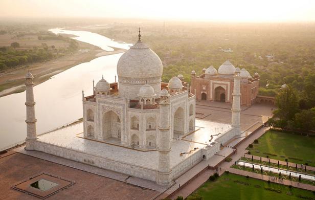 Luftaufnahme des Taj Mahal in Agra, Indien, mit dem Yamuna-Fluss im Hintergrund.