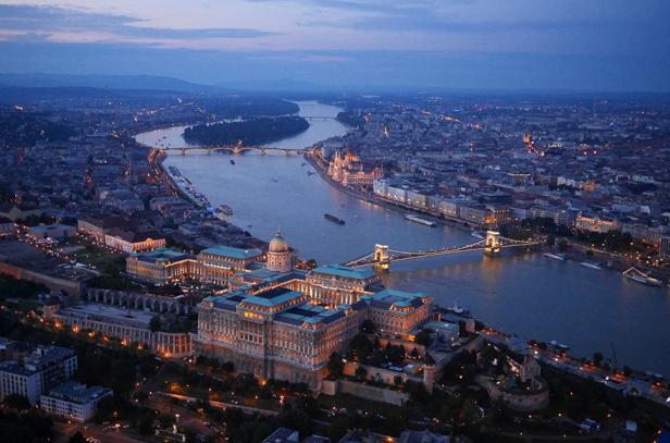 Luftaufnahme von Budapest bei Nacht mit Blick auf die Donau, die Kettenbrücke und das Budaer Burgviertel.