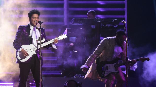 Bruno Mars performte live