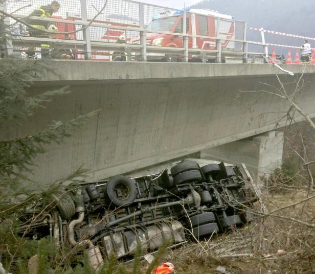 Lkw stürzte von Autobahnbrücke: Fahrer schwer verletzt
