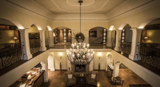 Ein luxuriöses Foyer mit einem großen Kronleuchter und einem Kaminbereich.