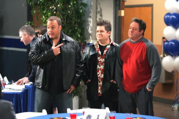 Kevin James, Patton Oswalt und Jerry Ferrara stehen zusammen auf einer Party.