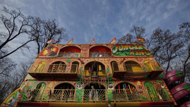 Das Fahrgeschäft „Jungle King“ auf einem Rummelplatz.