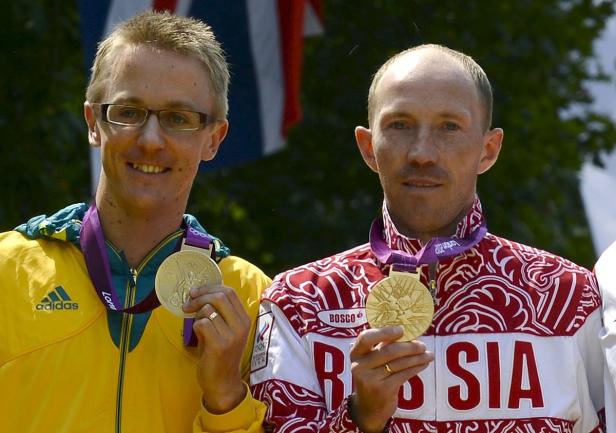 Zwei Männer mit Goldmedaillen bei den Olympischen Spielen.