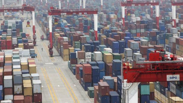 Ein Containerhafen mit vielen bunten Containern und Kränen.