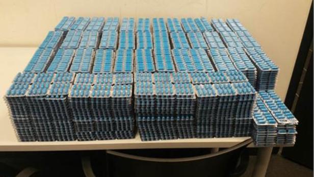 Tausende Schmuggel-Tabletten am Flughafen sichergestellt